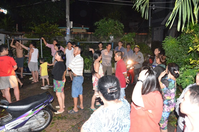 Ảnh hưởng bão số 14 gây mưa lớn làm hàng loạt cây bật gốc, nhà tốc mái ảnh 6