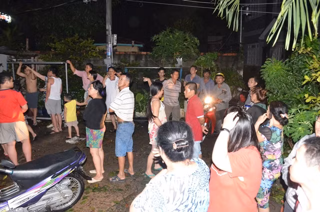 Ảnh hưởng bão số 14 gây mưa lớn làm hàng loạt cây bật gốc, nhà tốc mái ảnh 6 Ảnh hưởng bão số 14 gây mưa lớn làm hàng loạt cây bật gốc, nhà tốc mái ảnh 6