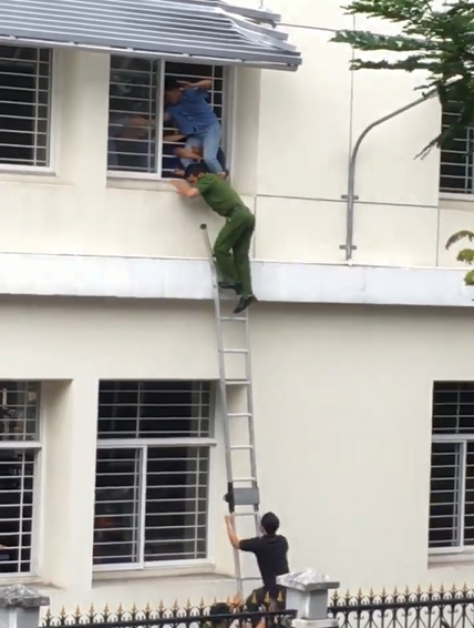 Công an giải cứu nam sinh viên nhảy lầu vì biết điểm thấp ảnh 1 Công an giải cứu nam sinh viên nhảy lầu vì biết điểm thấp ảnh 1