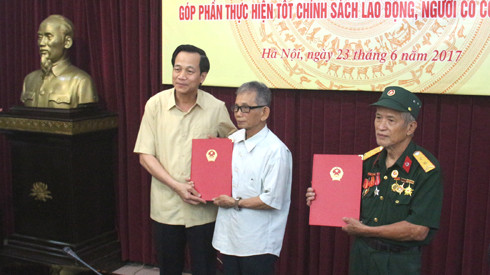 Bộ trưởng Đào Ngọc Dung trao bằng khen cho 2 "lão nông" chống tiêu cực ảnh 1