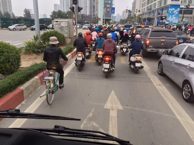Buýt nhanh BRT chật kín xe trong ngày đầu bán vé 7.000 đồng/lượt ảnh 5