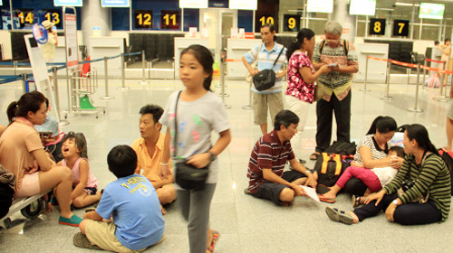 Phải bố trí chỗ ăn, ngủ cho khách nếu máy bay chậm quá 6 tiếng ảnh 1 Phải bố trí chỗ ăn, ngủ cho khách nếu máy bay chậm quá 6 tiếng ảnh 1