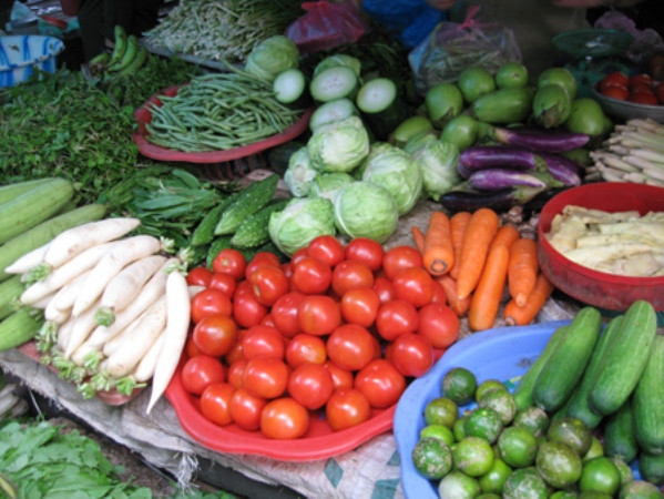 Xăng tăng giá mạnh, bà nội trợ lo giá hàng hóa "té nước theo mưa" ảnh 1 Xăng tăng giá mạnh, bà nội trợ lo giá hàng hóa "té nước theo mưa" ảnh 1