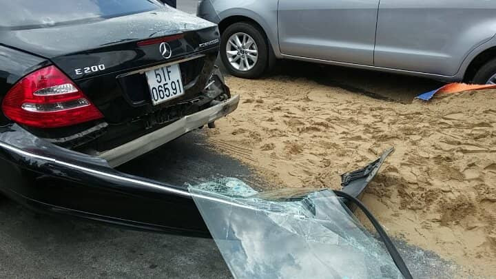 Xe tải tông xe Mercedes rồi lật nhào trên đại lộ ảnh 2 Xe tải tông xe Mercedes rồi lật nhào trên đại lộ ảnh 2