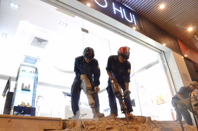 Quận 1 đập bỏ bậc thềm nhà hát kịch thành phố lấn chiếm vỉa hè ảnh 2