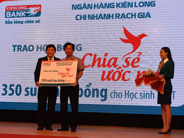 Ngân hàng Kiên Long trao tặng 5.350 suất học bổng "Chia sẻ ước mơ" ảnh 1