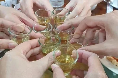 Lo ngại ngộ độc rượu bia dịp cuối năm do các bữa liên hoan triền miên