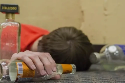 Uống rượu Mao Đài “xách tay”, người đàn ông 35 tuổi ở Hà Nội ngộ độc nguy kịch