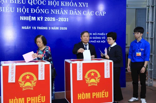 Chủ tịch UBND TP Hà Nội Vũ Đại Thắng bỏ phiếu bầu cử tại phường Giảng Võ