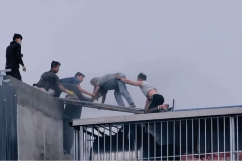 Chủ tịch Hà Nội tặng Bằng khen 7 "người hùng" dũng cảm cứu nạn nhân ở vụ cháy nhà tại Lĩnh Nam