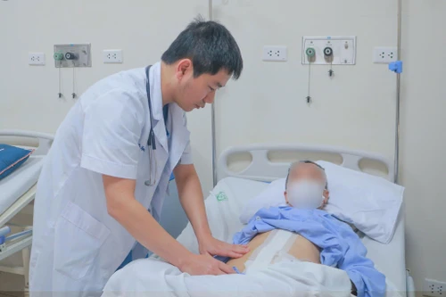 Giành giật sự sống cho người bệnh bị vỡ phình động mạch chủ bụng nguy kịch