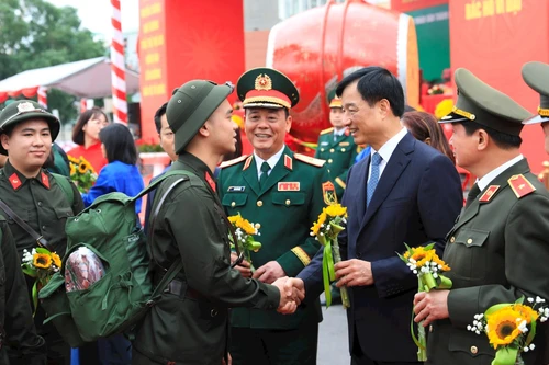 Bí thư Thành ủy Hà Nội thắp đài lửa truyền thống, động viên tân binh Thủ đô lên đường nhập ngũ