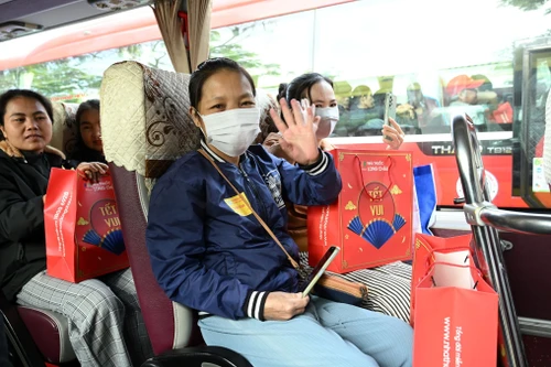 "Chuyến xe yêu thương" đưa hàng trăm bệnh nhân nghèo về quê đón Tết 
