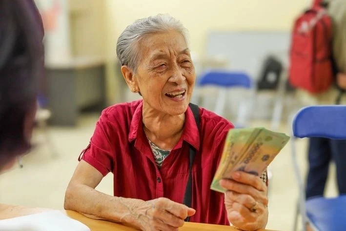 Tặng quà Tết với mức 300.000 đồng cho người hưởng lương hưu, trợ cấp mất sức lao động 