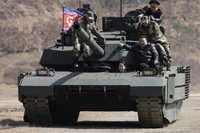 Con gái Kim Jong-un xuất hiện trên xe tăng chủ lực trong diễn tập quân sự Triều Tiên