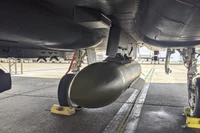 Mỹ dùng bom xuyên phá thế hệ mới nặng hơn 2 tấn đánh vào cứ điểm tên lửa Iran