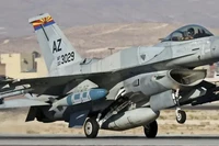 Mỹ bán khẩn cấp 2.700 bom thông minh cho tiêm kích F-16 của UAE, tăng mạnh năng lực tấn công chính xác