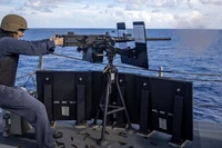 Quân đoàn Thủy quân Lục chiến Mỹ duy trì súng máy hạng nặng M2 cỡ 12,7 mm để phòng thủ trên các tàu ở Thái Bình Dương