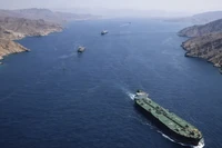 IRGC dọa đốt cháy tàu qua eo biển Hormuz, nguy cơ địa chính trị leo thang và sự tác động toàn cầu