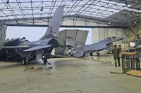 Bão Kristin thổi tung mái nhà chứa máy bay, ít nhất 4 tiêm kích F-16 của Bồ Đào Nha hư hại