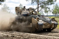 Mỹ thử nghiệm xe chiến đấu M2A3 Bradley bắn đạn thật trong điều kiện mùa đông tại Ba Lan