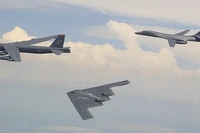 Mỹ huy động bộ ba máy bay ném bom chiến lược gồm B-1, B-2 và B-52 tấn công sâu vào lãnh thổ Iran