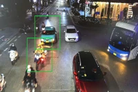 Camera AI ghi lại hình ảnh xúc động lực lượng CSGT Hà Nội kịp thời giúp đỡ người dân