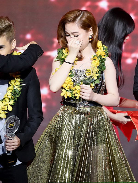 Giang Hồng Ngọc nghẹn ngào trong “mưa” chúc mừng của người hâm mộ ảnh 4