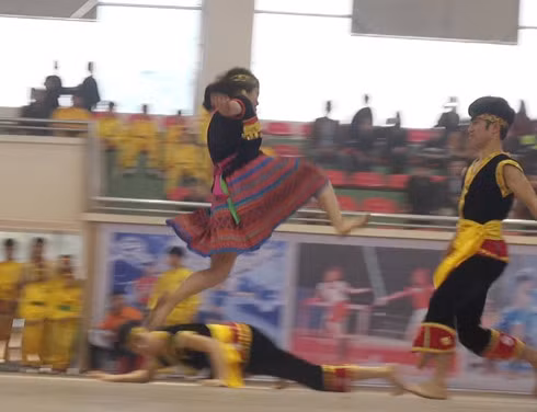 Cô gái trẻ mặc váy thổ cẩm, tay không "hạ gục" 2 nam thanh niên có dao ảnh 3