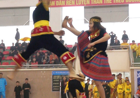 Cô gái trẻ mặc váy thổ cẩm, tay không "hạ gục" 2 nam thanh niên có dao ảnh 4