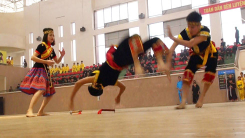 Cô gái trẻ mặc váy thổ cẩm, tay không "hạ gục" 2 nam thanh niên có dao ảnh 5