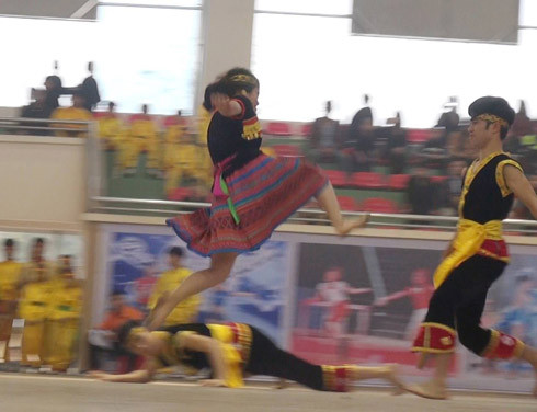 Cô gái trẻ mặc váy thổ cẩm, tay không "hạ gục" 2 nam thanh niên có dao ảnh 3