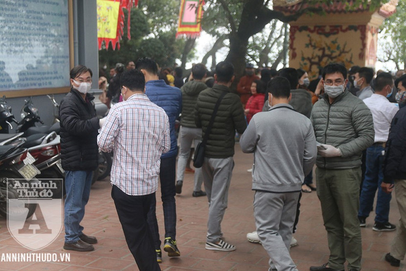 Nhận khẩu trang miễn phí, người dân cảm kích trong nỗ lực chống virus corona Vũ Hán ảnh 5