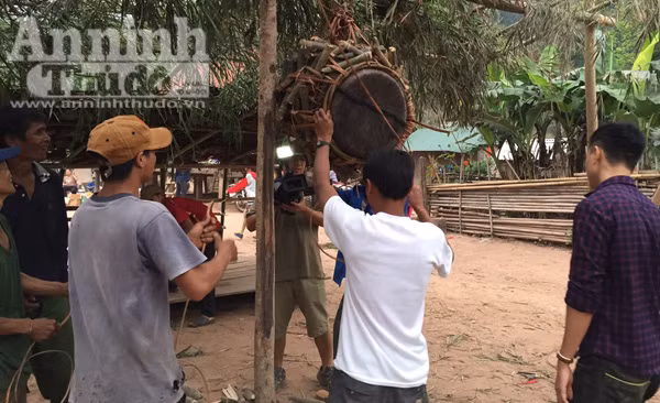 Lạc vào lễ hội đập trống độc đáo, trai gái “thả cửa” của người Ma Coong ảnh 1