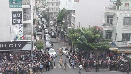 Người dân TP.HCM háo hức đón Tổng thống Mỹ Obama thăm chùa Ngọc Hoàng ảnh 9