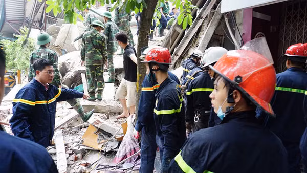 Sập nhà 4 tầng ở Cửa Bắc (Hà Nội), đưa được nạn nhân cuối cùng ra khỏi đống đổ nát ảnh 8