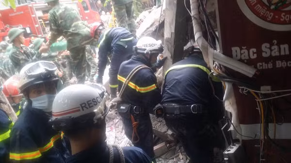 Sập nhà 4 tầng ở Cửa Bắc (Hà Nội), đưa được nạn nhân cuối cùng ra khỏi đống đổ nát ảnh 10