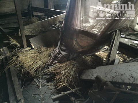 Căn nhà nơi xảy ra vụ thảm sát 4 người hoang phế lạnh người ảnh 14 Căn nhà nơi xảy ra vụ thảm sát 4 người hoang phế lạnh người ảnh 14