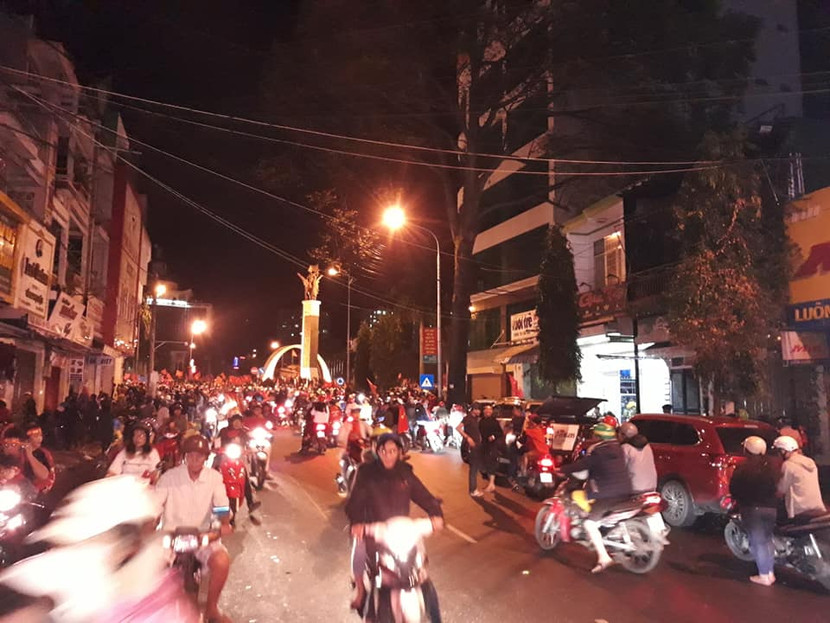 [Cập nhật] Cả nước ăn mừng chức vô địch AFF Cup của ĐT bóng đá Việt Nam ảnh 28