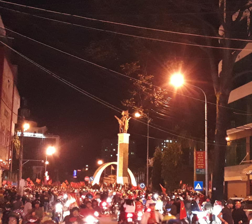 [Cập nhật] Cả nước ăn mừng chức vô địch AFF Cup của ĐT bóng đá Việt Nam ảnh 27