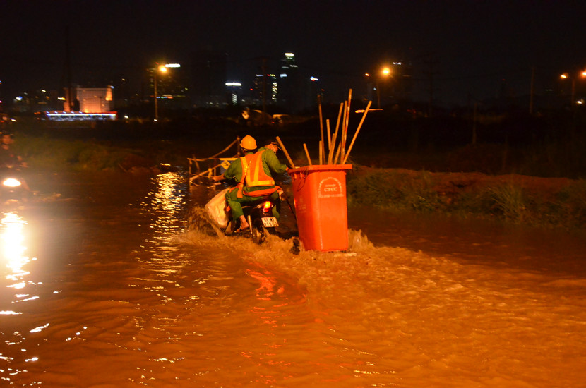 TP. HCM ngập sâu, dân khổ sở "lội" về nhà giờ tan tầm ảnh 1