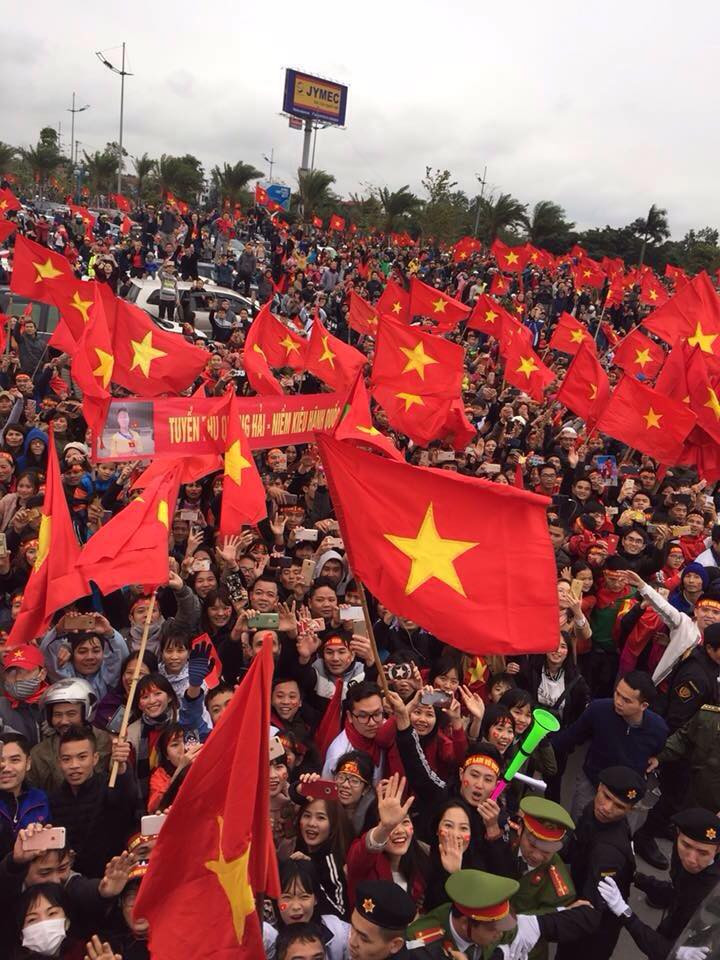 U23 Việt Nam đang diễu hành trên đường phố Hà Nội ảnh 12