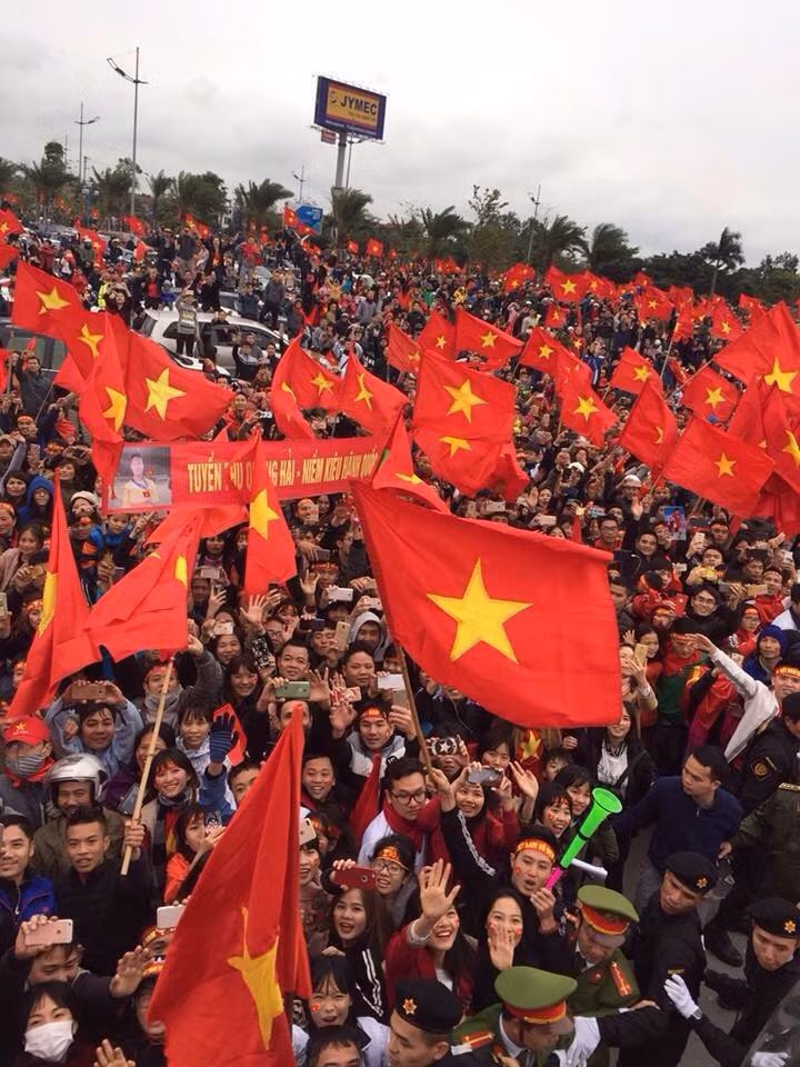 U23 Việt Nam đang diễu hành trên đường phố Hà Nội ảnh 12