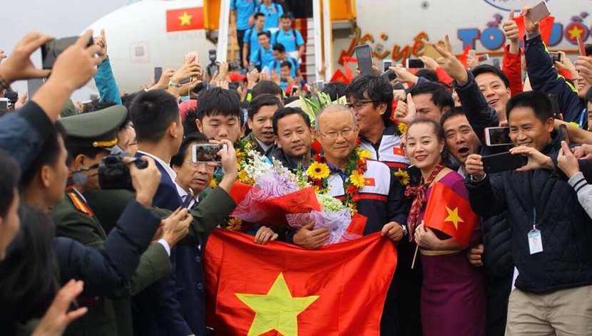 U23 Việt Nam đang diễu hành trên đường phố Hà Nội ảnh 11