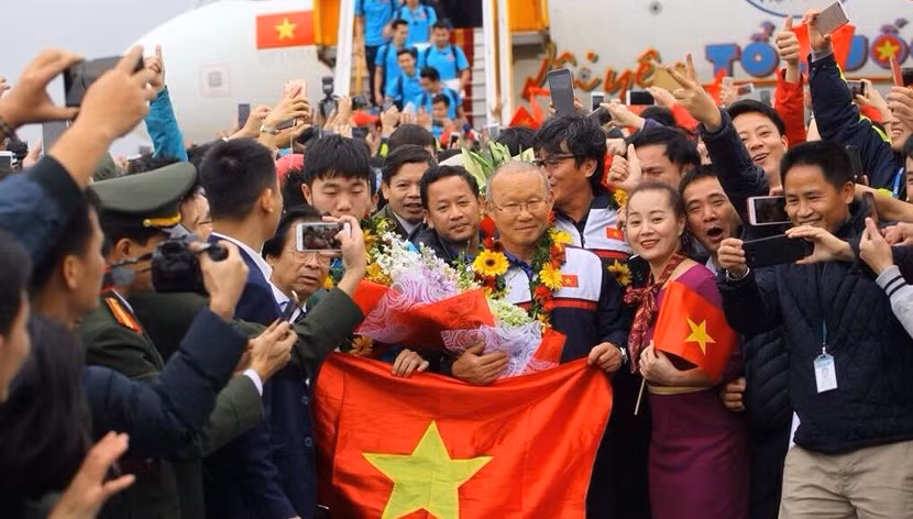 U23 Việt Nam đang diễu hành trên đường phố Hà Nội ảnh 11