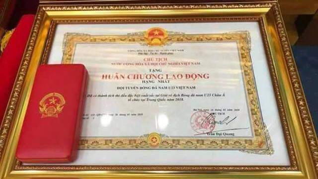 U23 Việt Nam đang diễu hành trên đường phố Hà Nội ảnh 17