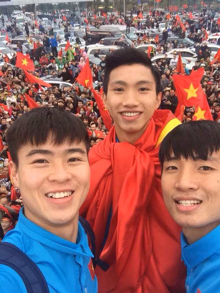 U23 Việt Nam đang diễu hành trên đường phố Hà Nội ảnh 13