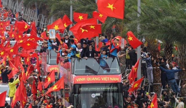 U23 Việt Nam đang diễu hành trên đường phố Hà Nội ảnh 10