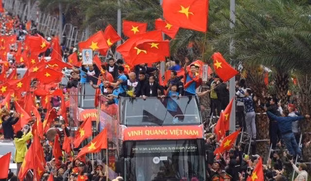 U23 Việt Nam đang diễu hành trên đường phố Hà Nội ảnh 10