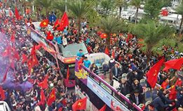 U23 Việt Nam đang diễu hành trên đường phố Hà Nội ảnh 8